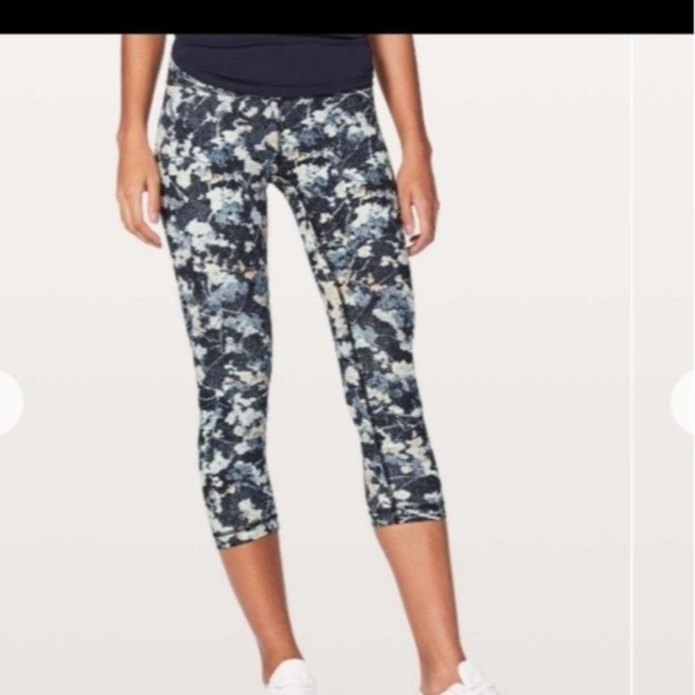 𝅺Lululemon Wunder size 6 Under Hi-Rise Crop spring bloom multi color leggings